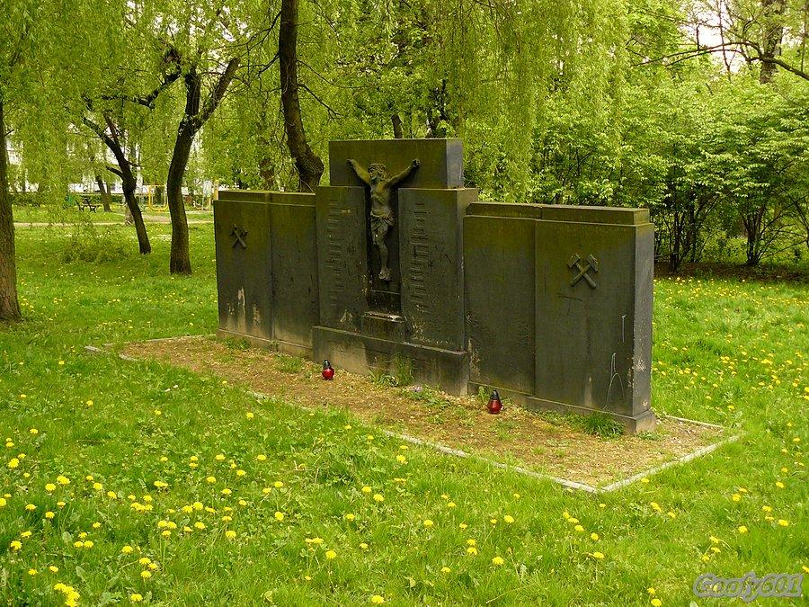 Pomnik górników w parku w Mikulczycach