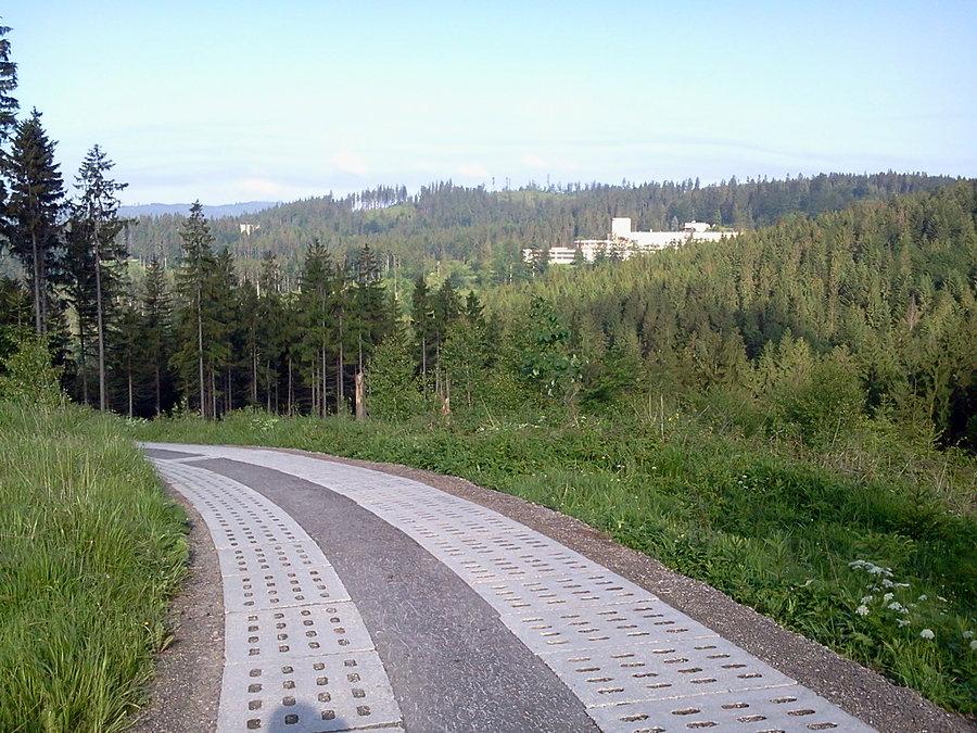 Podjazd na Szarculę, w tle sanatorium na Kubalonce