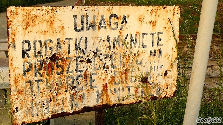 "Uwaga rogatki zamknięte, proszę czekać na otwarcie, dróżnik widzi na monitorze" :P