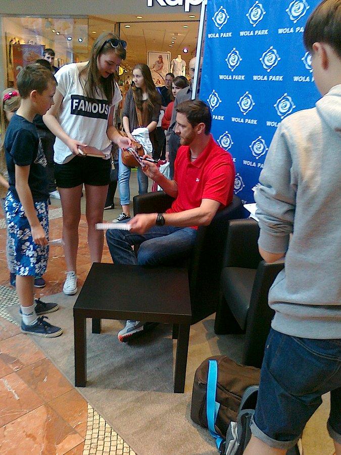 A to już zdjęcie z Wola Parku. Wnuki zdobyły autografy Piotra Gruszki . Zdjęcie mają też, ale tu to nie one
