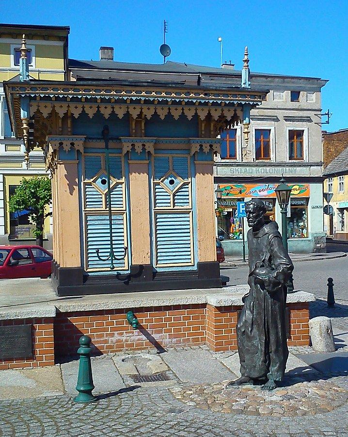 Grodzisk Wlkp. Stary Rynek. Zabytkowa studnia i brązowy mnich ...