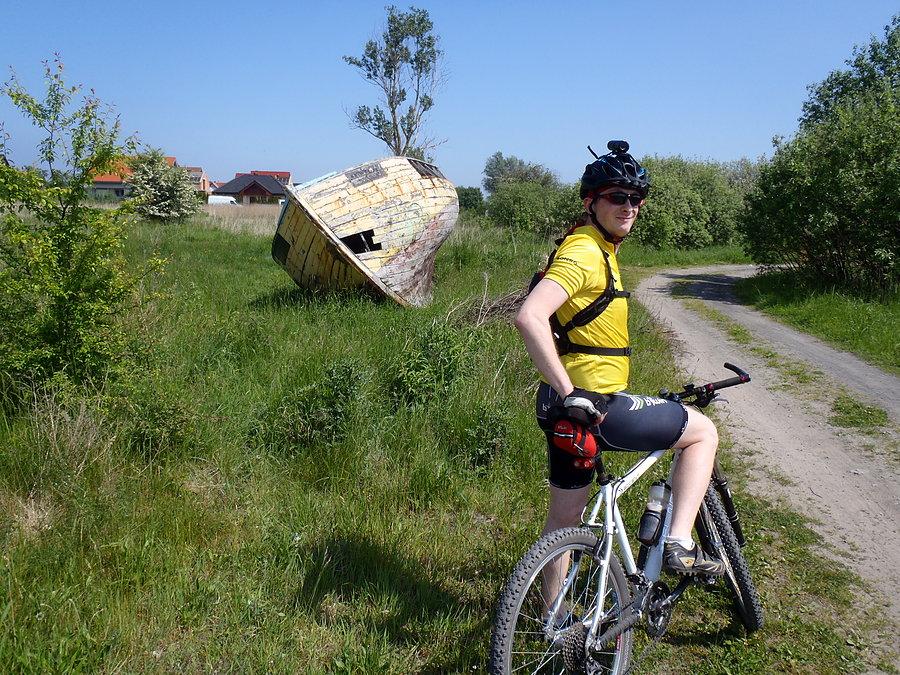 Czyżby jakieś (pre)historyczne tsunami wyrzuciło łódź w głąb lądu