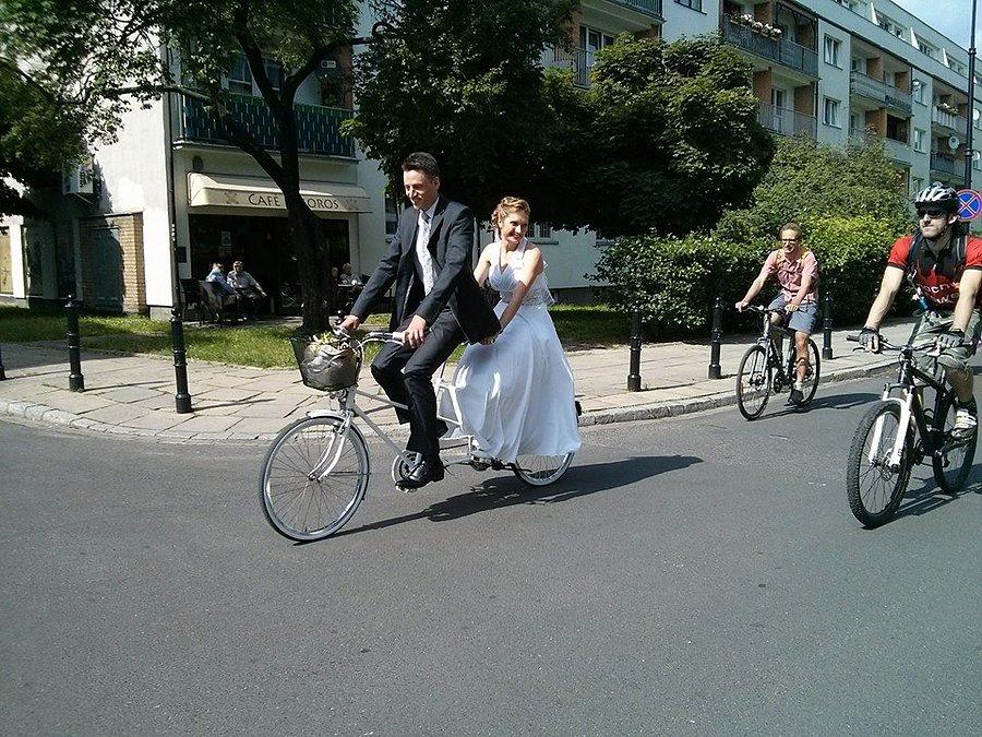 A tu już Młode, niespełna godzinne Małżeństwo, podąża na wesele :-)