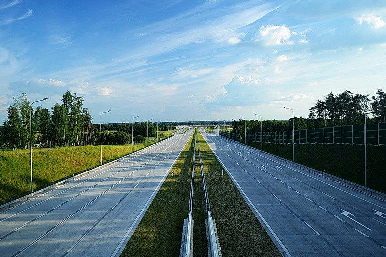 Odcinek autostrady A1 w rejonie wsi Kalinko (w głębi węzeł z drogą S8)
