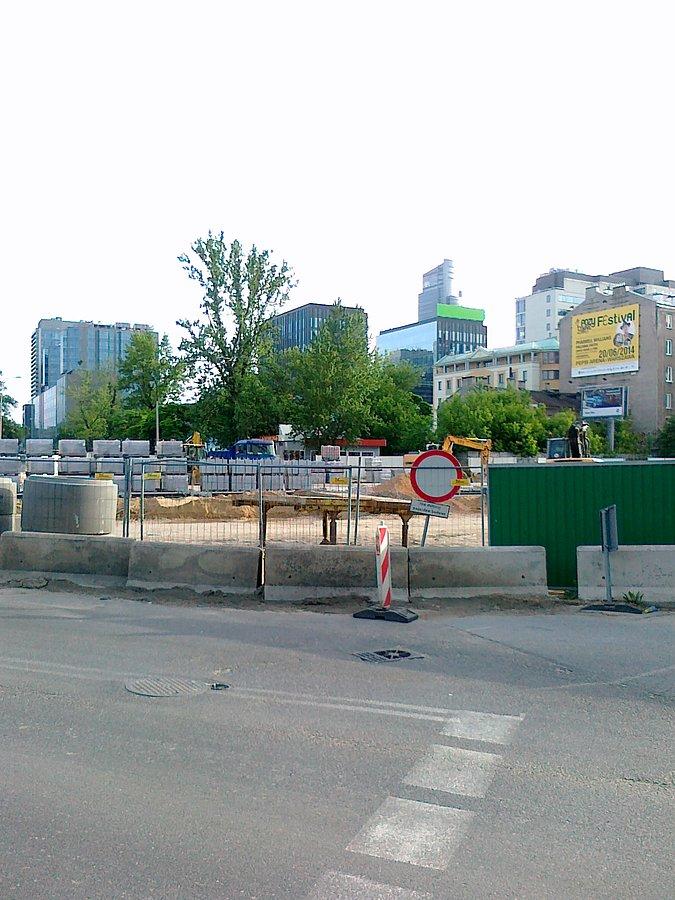 Zdjęcie na którym nic nie widać , a miały być widoczne układane już tory tramwajowe na Kasprzaka