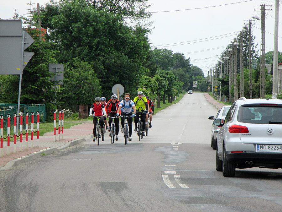 Nadjeżdża peleton