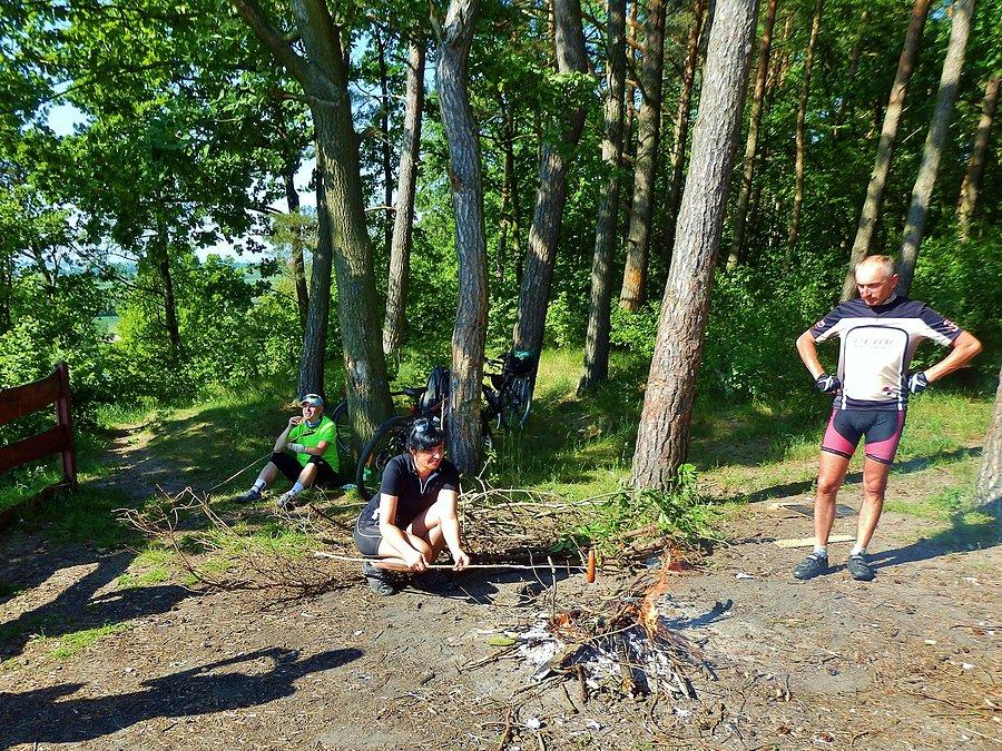 Ognisko i kiełbaski - dłuższy odpoczynek po jeździe terenowej