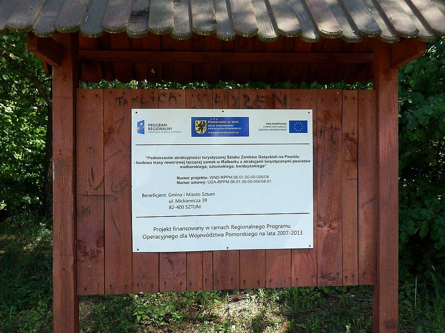 Na Szlaku Kopernikowskim.W tym miejscu przecina się z szlak Zamków Gotyckich
