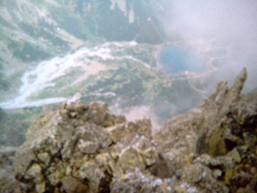 Widok ze szczytu Małego Kieżmarskiego 2534 m. Zielony Staw jest na wys 1545 m