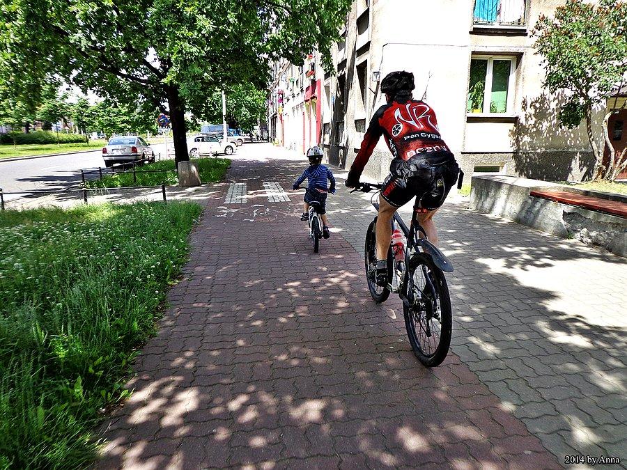 Julek, jedziemy ścieżką rowerową czy lasem? LASEM!!!!!