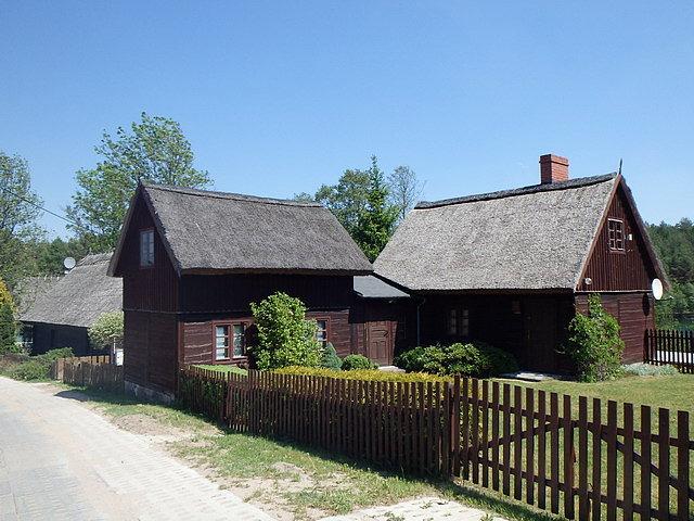 Zabytkowa zabudowa we wsi Juszki