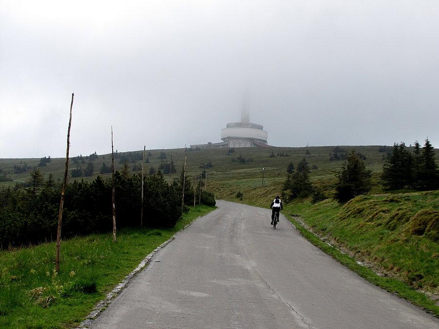Jeden z nielicznych rowerzystów podjeżdża na Pradziada