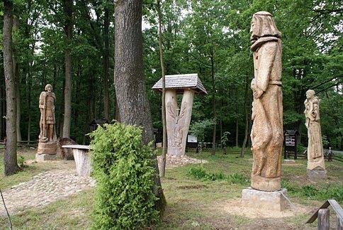 Leśna Galeria rzeźb w Tomaszówku