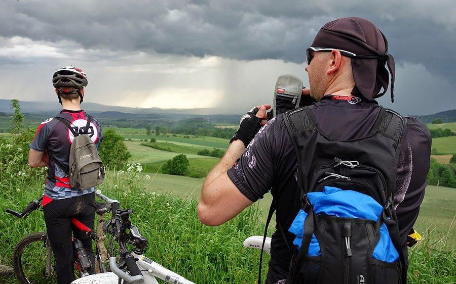 Dalej ruszamy na Przełęcz Łaszczową a z Przełęczy na Kolonie Gai z której widok na Kłodzko ukazuje nam małe zawirowania deszczu a może nawet większe niż się wydawało