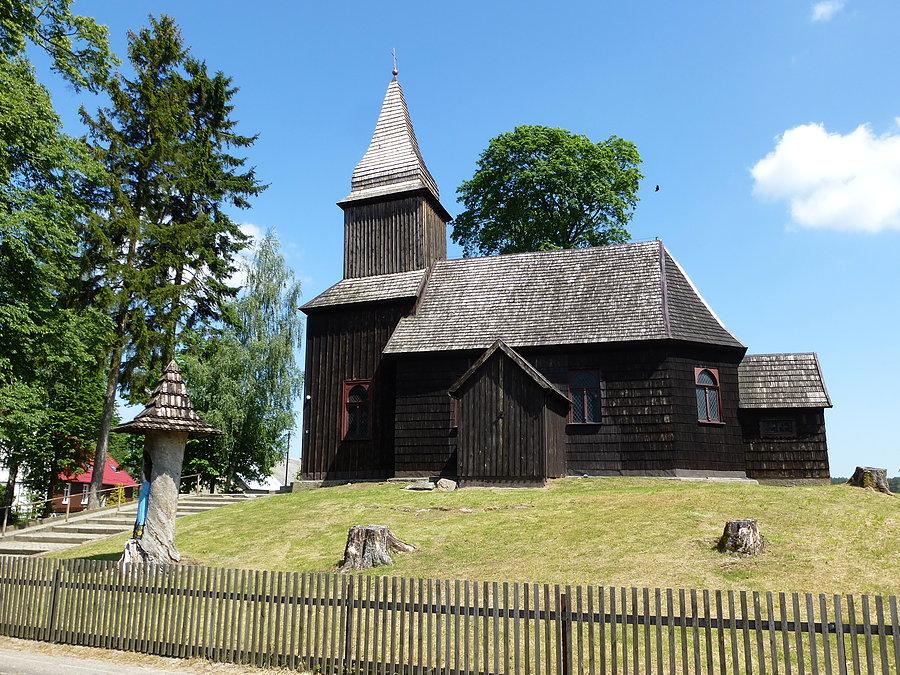 Minąłem też kilka drewnianych kościołów