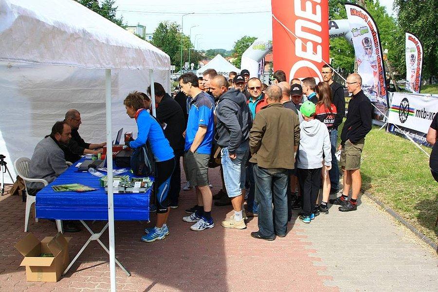 Przed startem koło biura zawodów