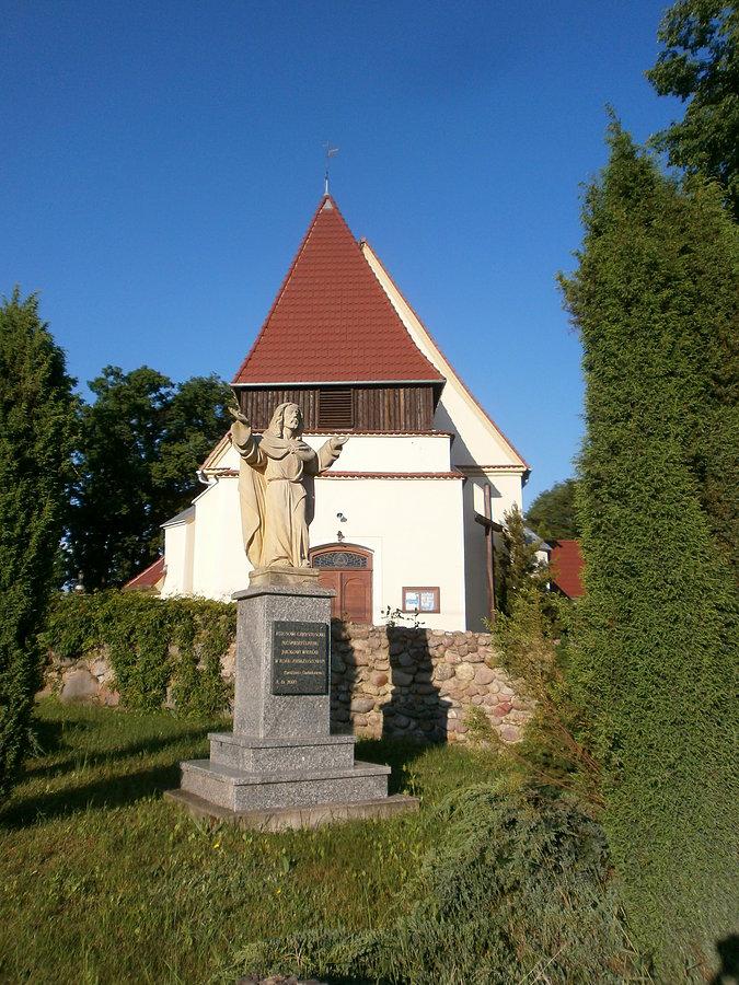 Kościół św. Urszuli w Gwizdanowie, z XIII w., pierwotnie średniowieczny z wykorzystaniem starych fundamentów