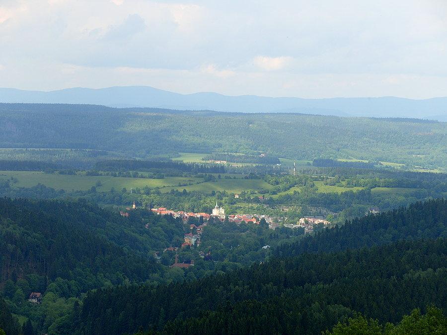 A że było OK to dalej z Dusznik na Zieleniec, targając prócz plecaka wór papieru, zaczynam podjazd na szczyt Zieleńca a w oddali piękne Duszniki