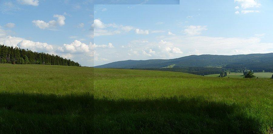 Ostatnia panoramka na Czeskie okolice i po cichutku w las w stronę Spalonej. Autostrada Sudecka w tamtym roku była już dziurawa, lepsza od sera, ale teraz to już lej na dziurze i dziura na leju, jazda tylko na fullu jest wskazana ;)