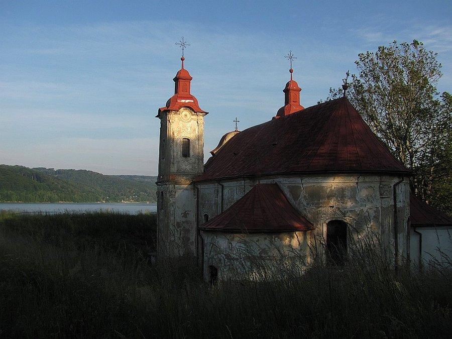 Kościółek nad jeziorem