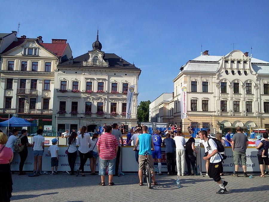 Gra w piłkę na rynku