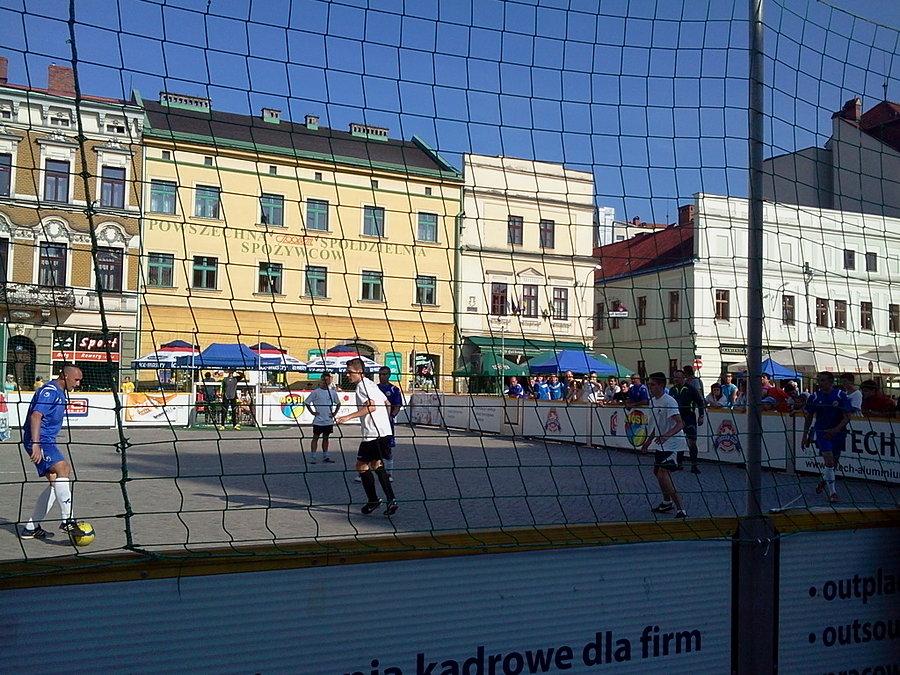 Gra w piłkę na rynku