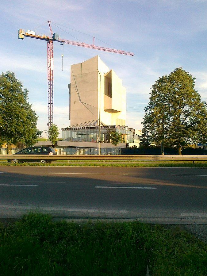 Na dole budynku ludzie ćwiczą na dziwnych urządzeniach. Muszę zobaczyć to kiedyś z bliska