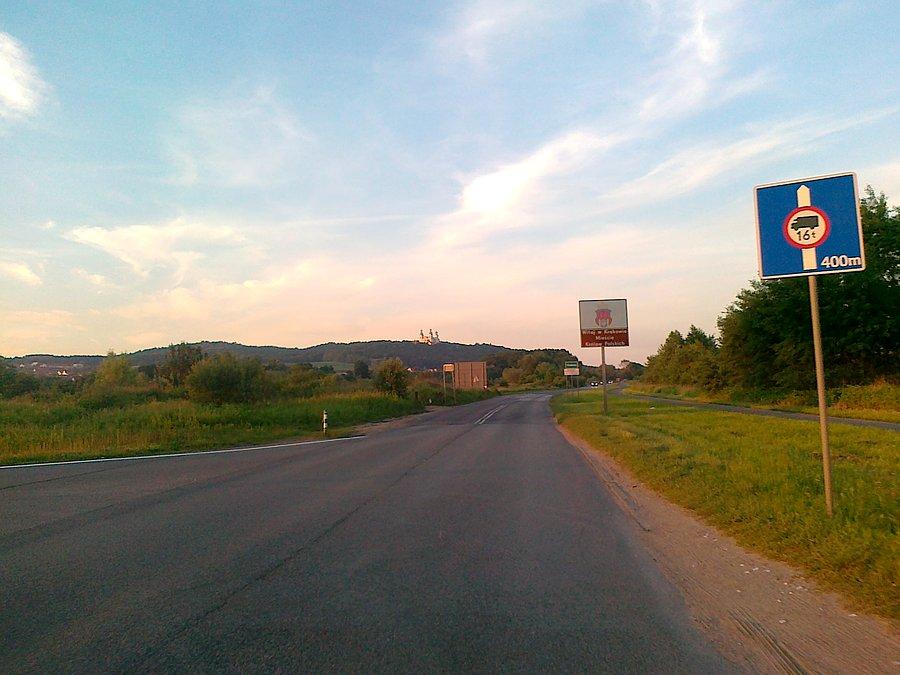Wjazd do Krakowa, w tle klasztor na Bielanach