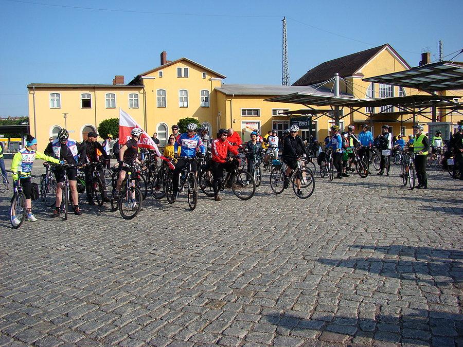 Sternfahrt 2014 dworzec w Eberswalde -coraz wiecej rowerów