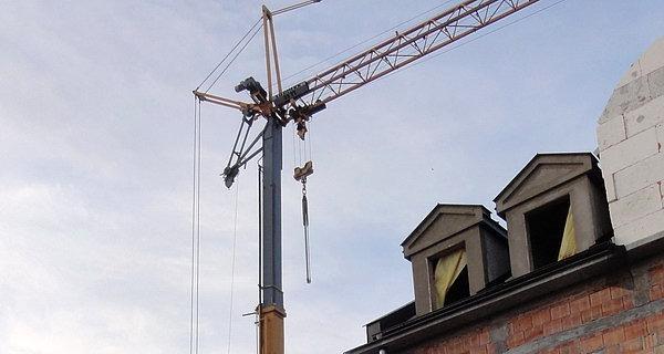 Biała Podlaska. Dźwig na ulicy Jatkowej