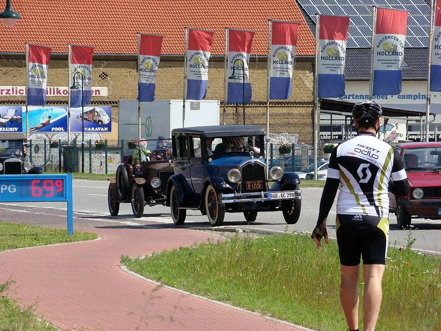 Sternfahrt 2014 kawalkadę rowerzystów stojących na stacji paliw mija kawalkada ... starych zabytkowych aut