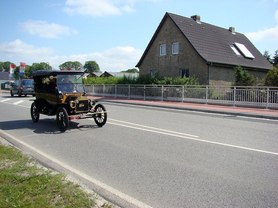 Sternfahrt 2014 kawalkadę rowerzystów stojących na stacji paliw mija kawalkada ... starych zabytkowych aut. 3