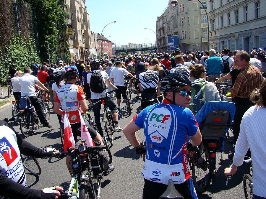 Sternfahrt 2014 coraz dłuższe postoje i zamiast jazdy jest już tylko prowadzenie rowerów