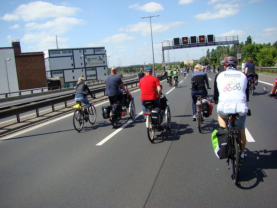 Sternfahrt 2014 i jazda rowerem po autostradzie w centrum Berlina