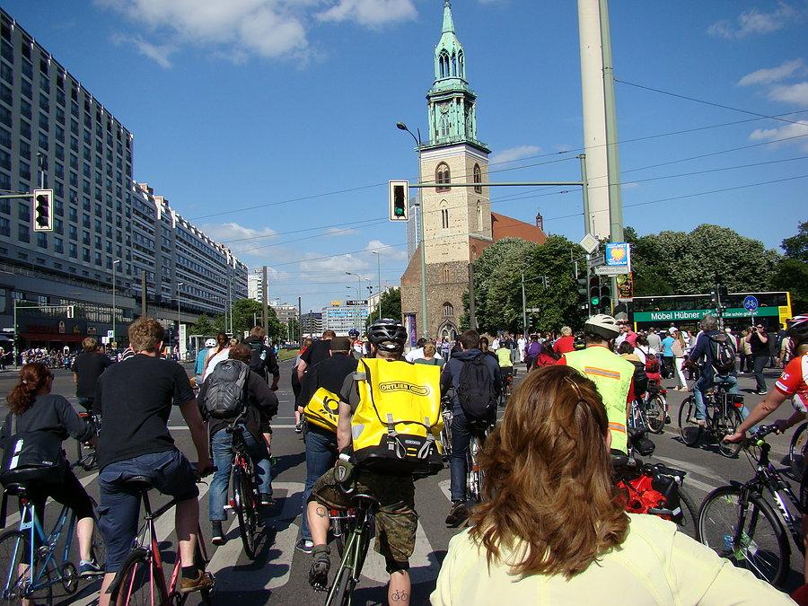 Sternfahrt 2014 w rytmach techno , dziarsko kierujemy się do granic miasta