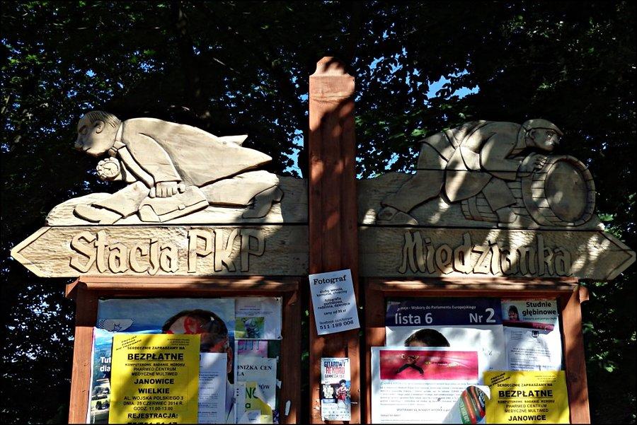 Drogowskaz w Janowicach Wielkich