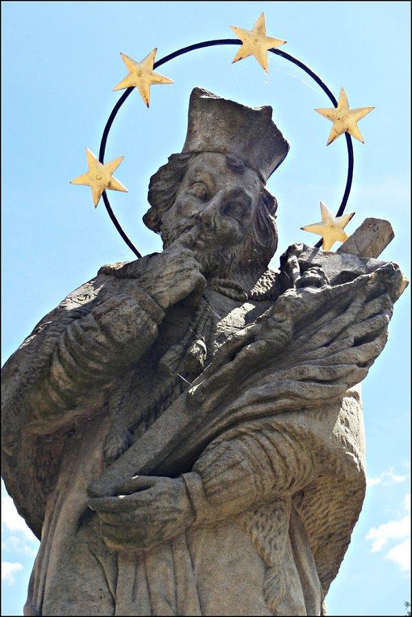 Zbliżenie na św. Jana Nepomucena