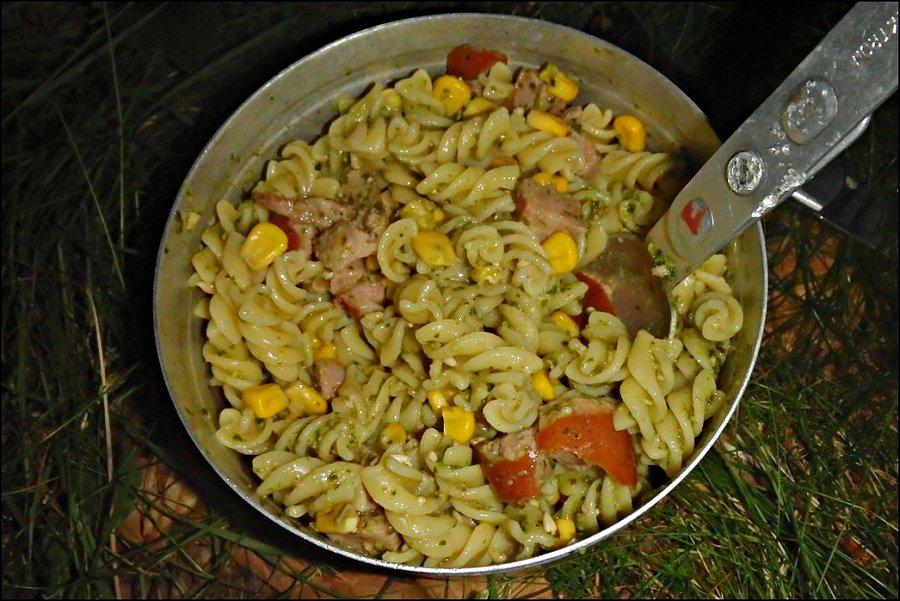 Makaron z kiełbą i pesto na kolację :)