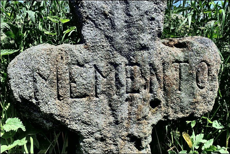 Napis Memento na krzyżu [pokutnym w Miedziance