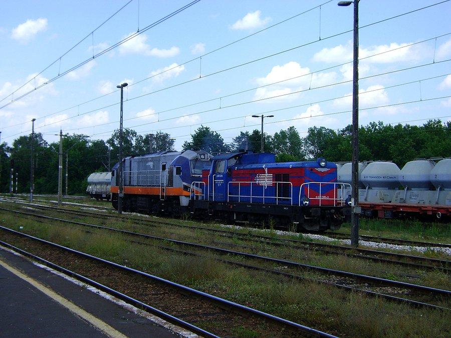 Ls800-2098 wraz z 311D-16 w służbie ZIK-u Sandomierz manewrują po stacji Tomaszów Mazowiecki