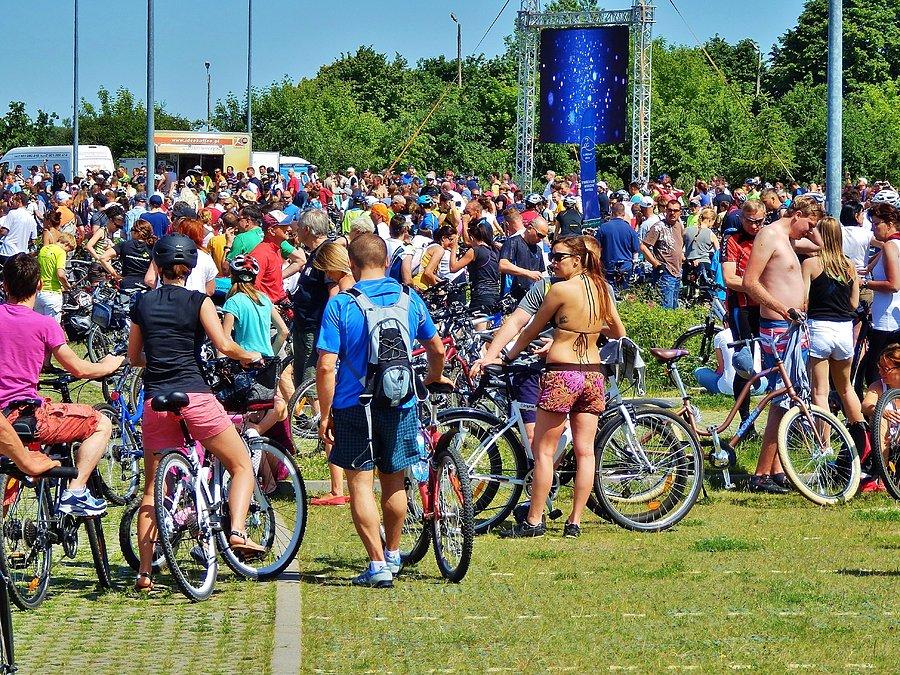 18 Metropolitalny Wielki Przejazd Rowerowy - Wszyscy rowerzyści uczestniczacy w przejeździe spotkali się na parkingu przy Ergo Arenie. Podczas odpoczynku odbywało się losowanie różnych rowerowych nagród .wśród uczestników przejazdu