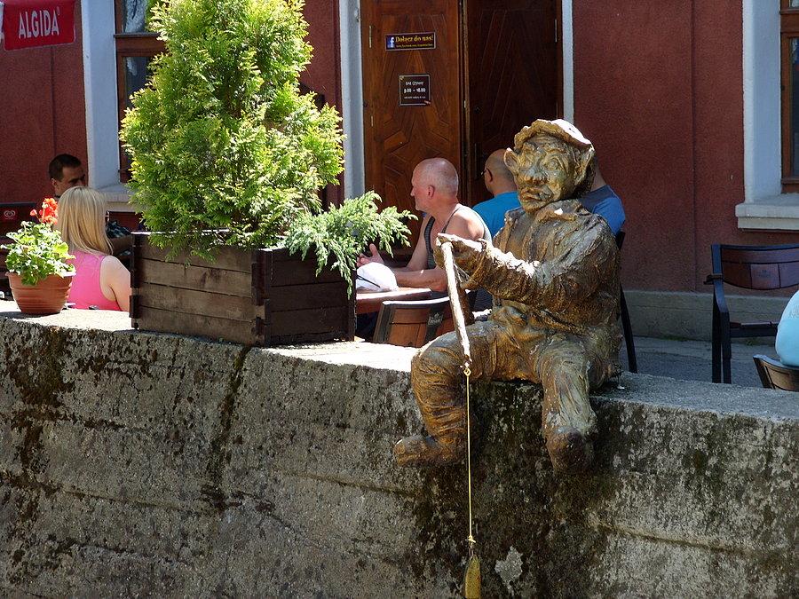 Jednego widzimy jak łowi ryby, czyli jest zajęty, czas na szukanie złota