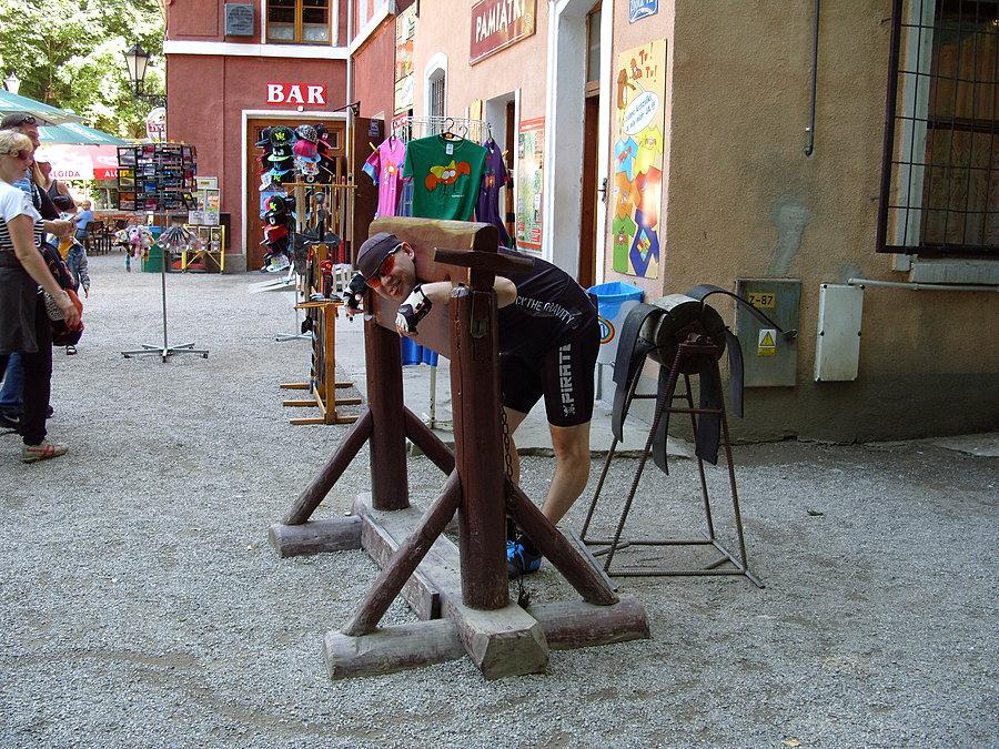 Tak trafiamy zakuci w dyby na główny rynek, a za mną kat Goblin ustawia tz. dupochlast, którym jako kara wstępna, dokładnie wybijają Feniksowi myśl o złotym runie ;))