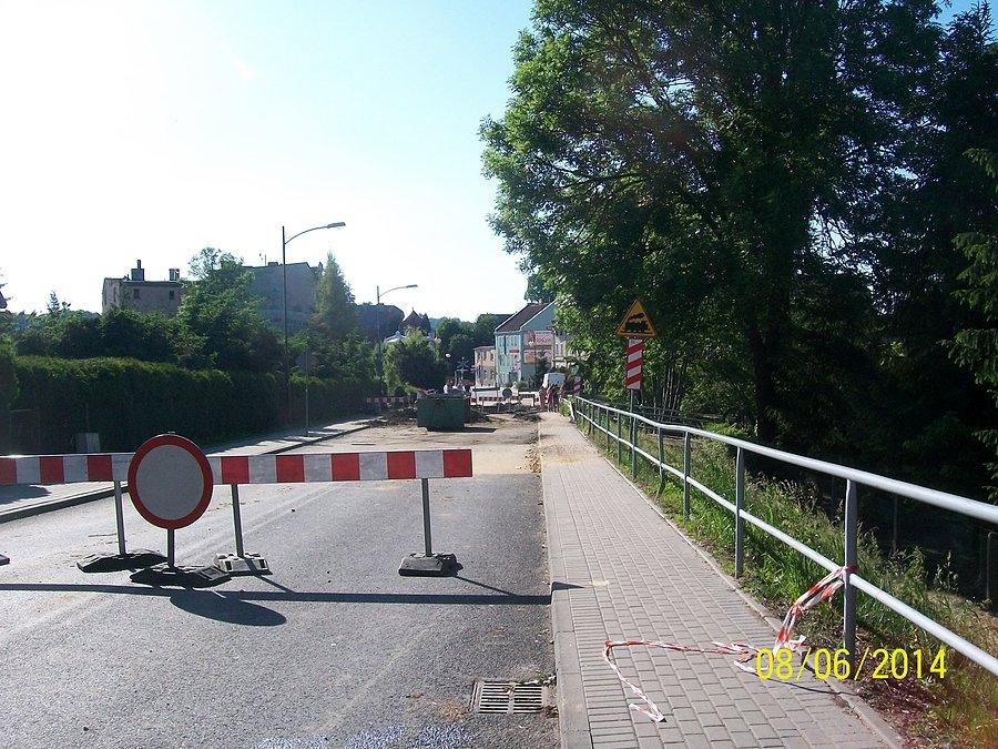 Głuchołazy miejsce w którym zapadł się asfalt pod wozem bojowym straży pożarnej pod czas powodzi