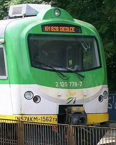 EN57AKM-1562 z podwójnymi wycieraczkami zawieszonymi poniżej szyby