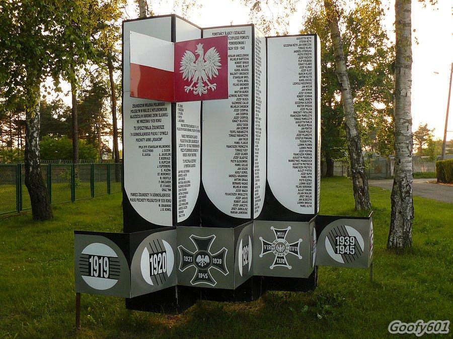 Pomnik przy cmentarzu wojskowym