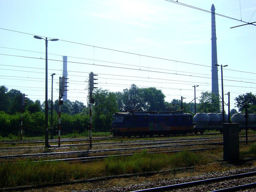 181-010 w służbie inowrocławskiej Transody oczekuje godziny odjazdu na stacji Tomaszów Mazowiecki