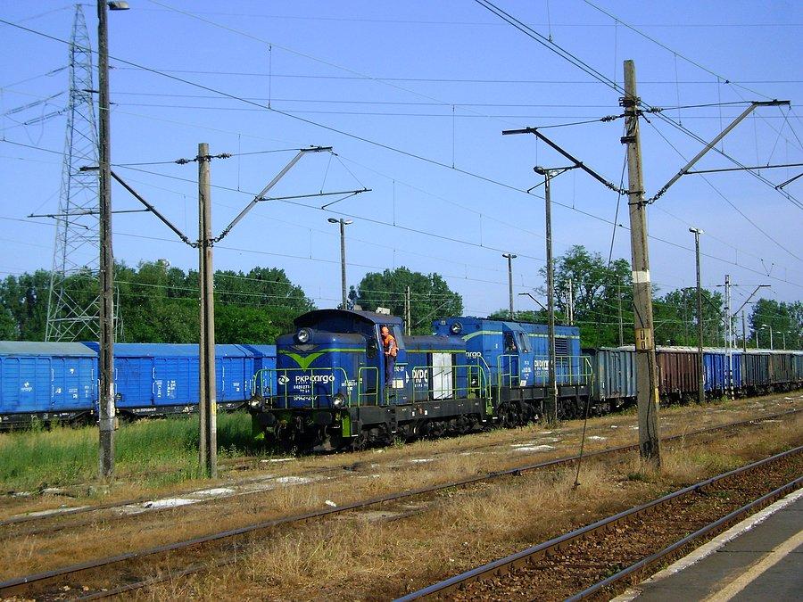 SM42-247+SM31-126 z długim składem węglarek powoli wtaczają się na stację Tomaszów Mazowiecki
