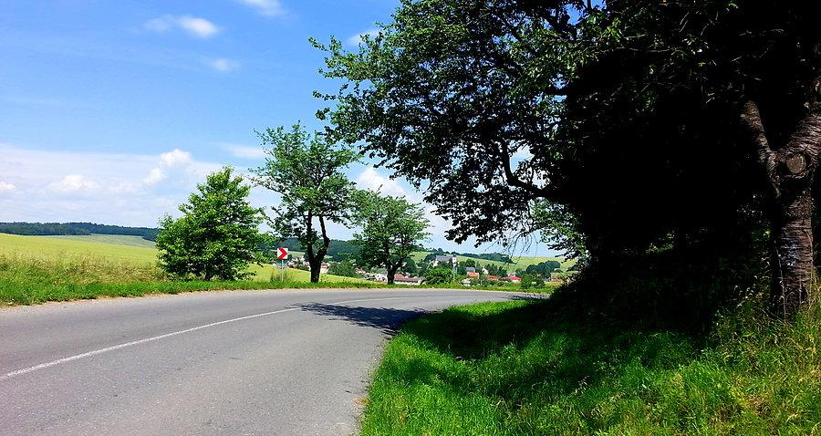 Czechy. Zjazd do miejscowości Hat'