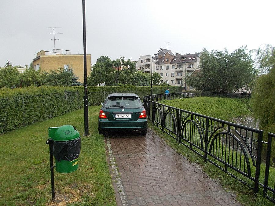 Samochodem po chodniku na ul. Polną